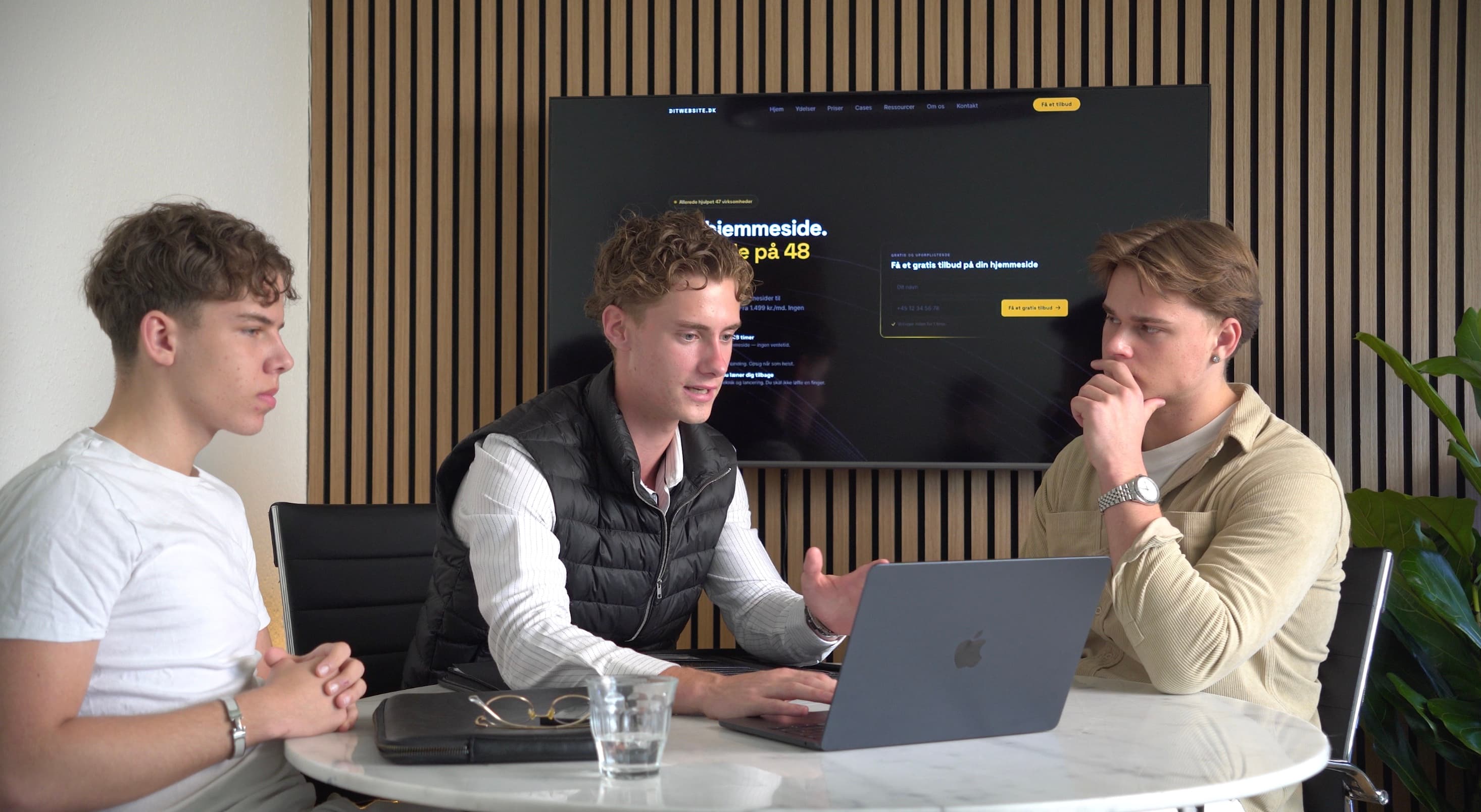 Oliver, Jonas og Mikkel arbejder på en hjemmeside